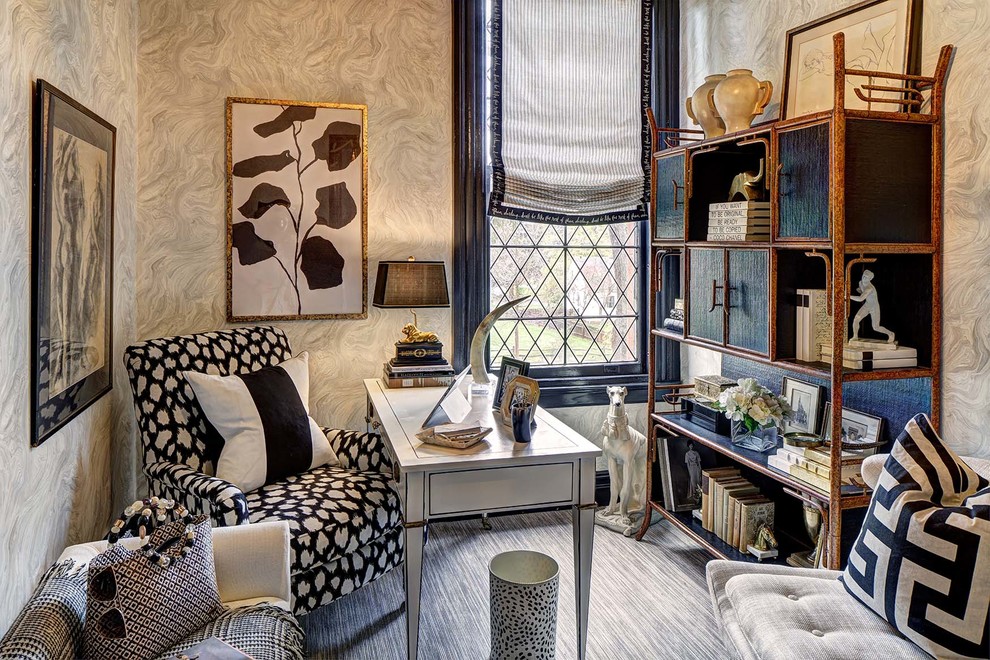 Inspiration pour un petit bureau traditionnel avec moquette, un bureau indépendant, un sol multicolore et un mur gris.