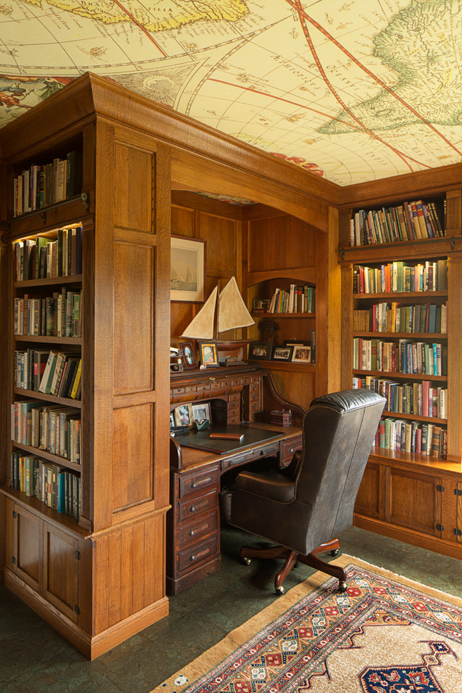 Exempel på ett mellanstort klassiskt hemmabibliotek, med bruna väggar, betonggolv och ett inbyggt skrivbord