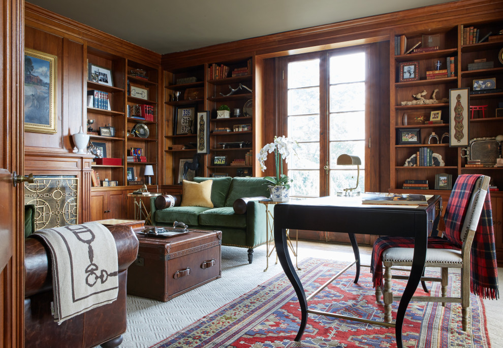 Klassisches Arbeitszimmer mit Kamin, Kaminumrandung aus Stein, freistehendem Schreibtisch und brauner Wandfarbe in Nashville