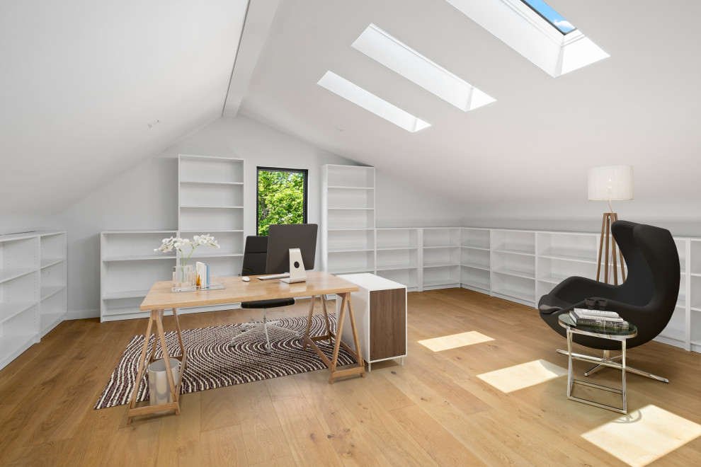 Exemple d'un bureau tendance de taille moyenne avec une bibliothèque ou un coin lecture, un mur blanc, un sol en bois brun, un bureau indépendant et un plafond voûté.