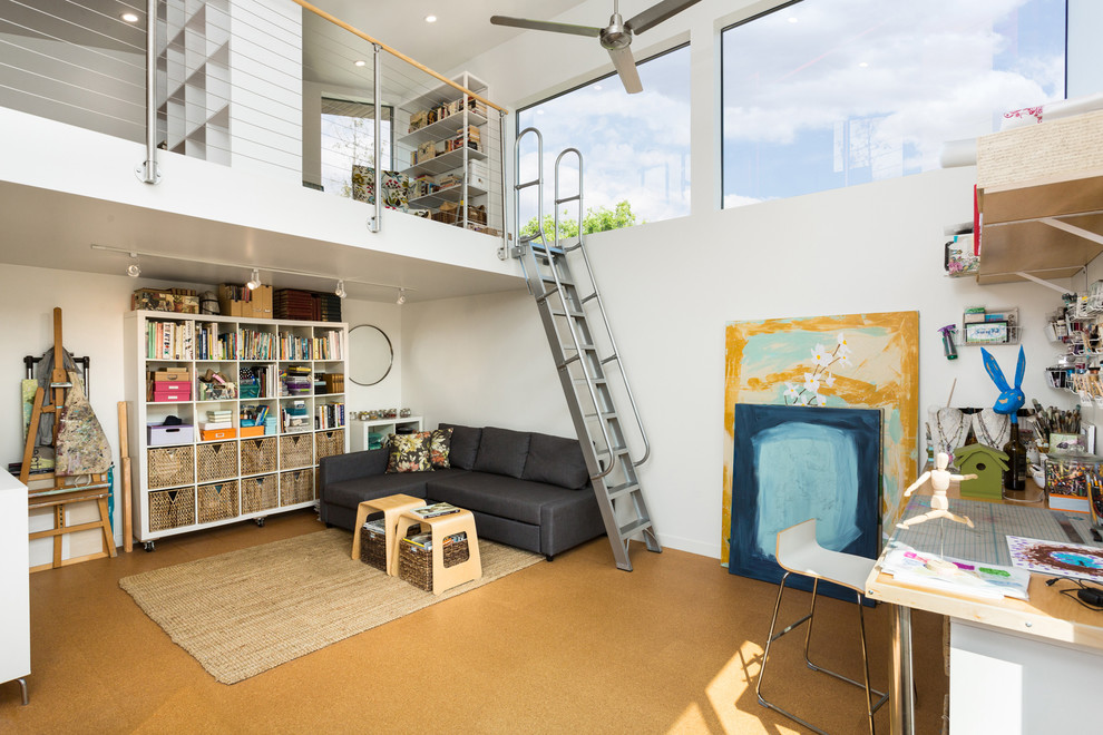 Kleines Modernes Arbeitszimmer ohne Kamin mit weißer Wandfarbe, Studio, Korkboden, freistehendem Schreibtisch und braunem Boden in Los Angeles
