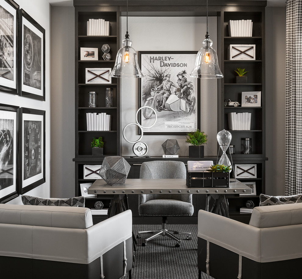 Стильный дизайн: рабочее место в стиле неоклассика (современная классика) с серыми стенами, ковровым покрытием, отдельно стоящим рабочим столом и серым полом - последний тренд