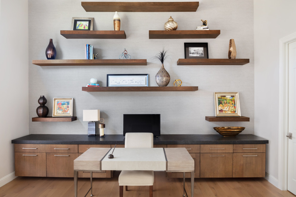 Idées déco pour un grand bureau classique avec un mur gris, un sol en bois brun, aucune cheminée, un bureau indépendant et un sol beige.