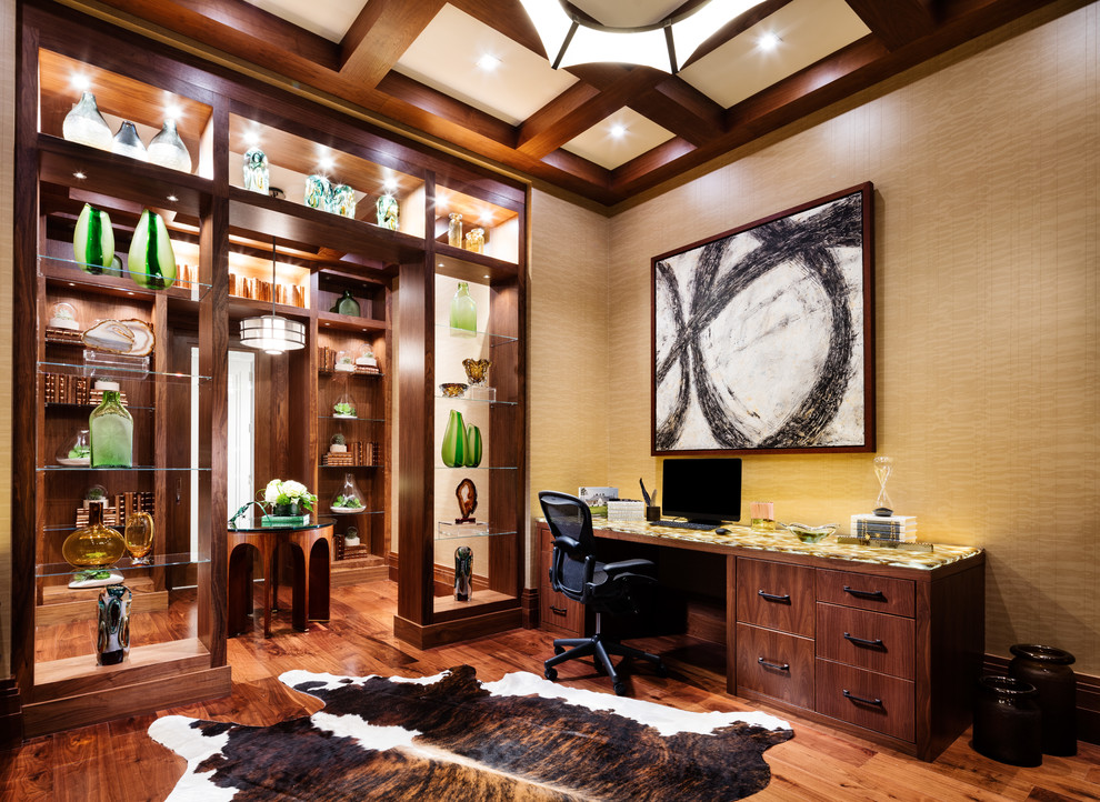 Modernes Arbeitszimmer mit Arbeitsplatz, braunem Holzboden, freistehendem Schreibtisch, braunem Boden und beiger Wandfarbe in Sonstige