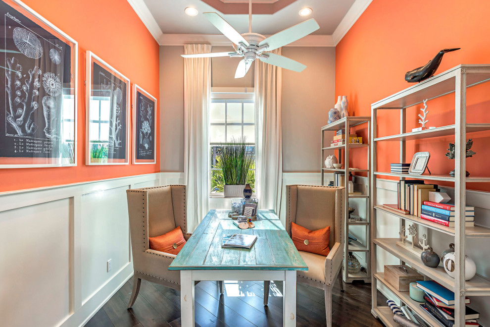 Источник вдохновения для домашнего уюта: кабинет в морском стиле с оранжевыми стенами, темным паркетным полом, отдельно стоящим рабочим столом, коричневым полом и панелями на стенах