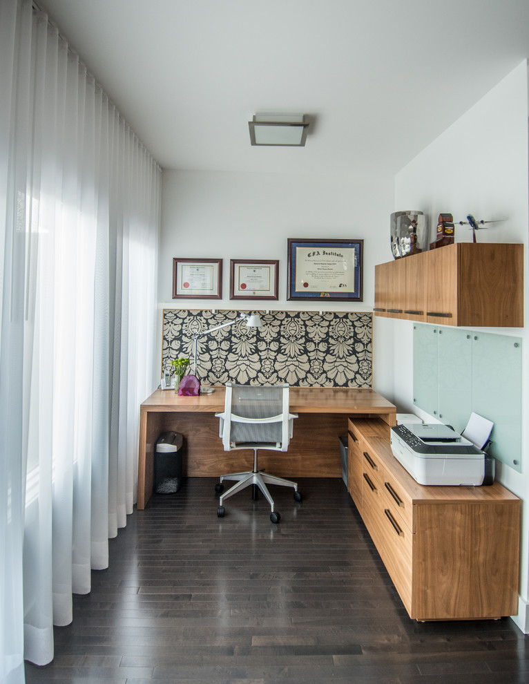 カルガリーにあるコンテンポラリースタイルのおしゃれなホームオフィス・書斎 (白い壁) の写真