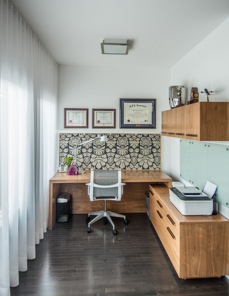 Immagine di un ufficio contemporaneo con pareti bianche, parquet scuro e scrivania incassata
