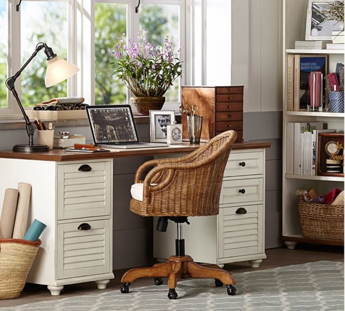 Esempio di una piccola stanza da lavoro stile marinaro con scrivania autoportante