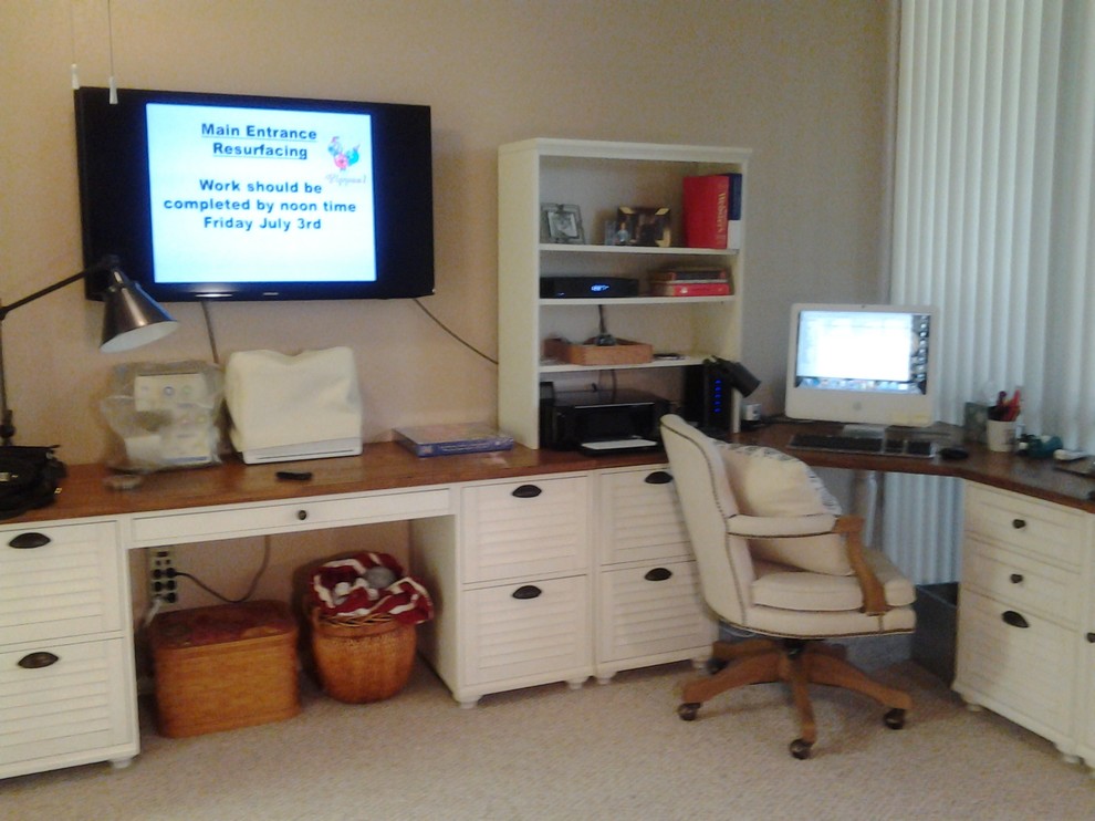 Cette photo montre un petit bureau atelier craftsman avec un mur beige et un bureau indépendant.