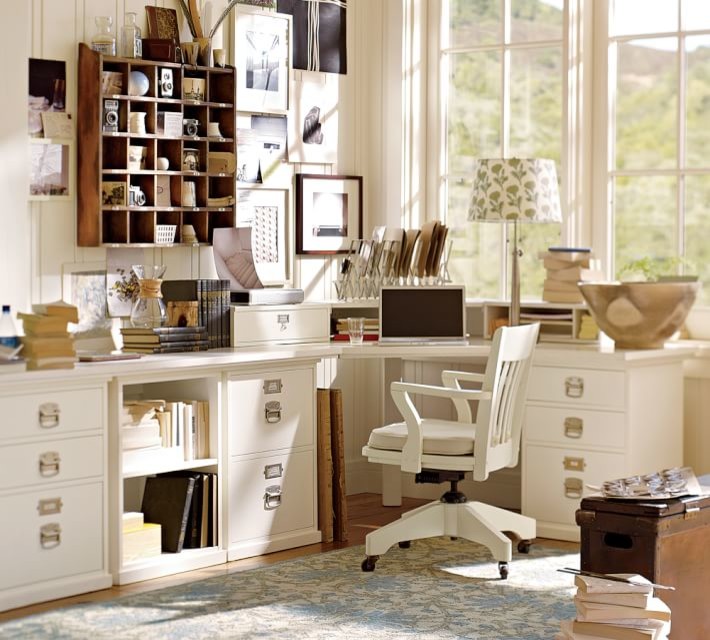 Foto på ett mellanstort arbetsrum, med ett fristående skrivbord