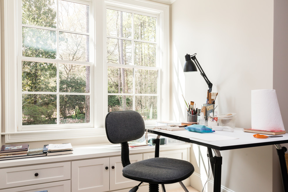 На фото: кабинет в классическом стиле с местом для рукоделия, серыми стенами и отдельно стоящим рабочим столом с