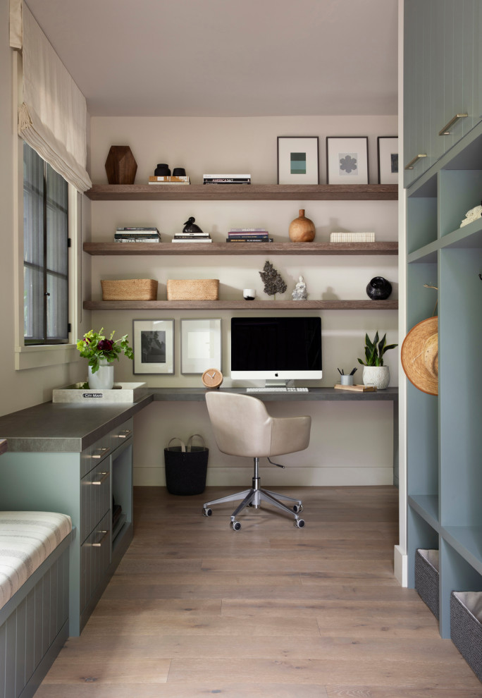Diseño de despacho tradicional renovado sin chimenea con paredes beige, suelo de madera en tonos medios, escritorio empotrado y suelo marrón
