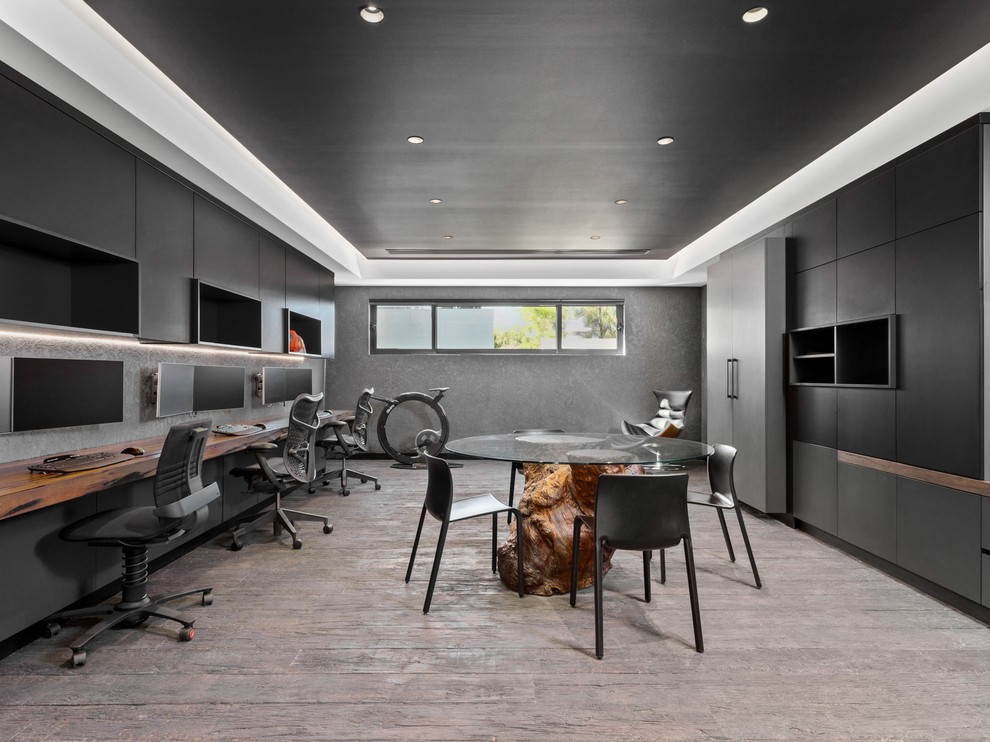 Idee per un ufficio contemporaneo con pareti grigie, pavimento in legno massello medio, nessun camino, scrivania incassata e pavimento marrone