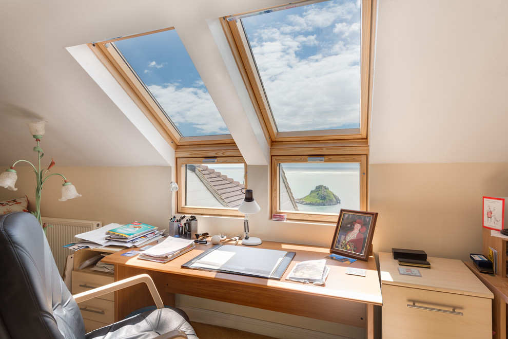 Modelo de despacho tradicional de tamaño medio con paredes beige y escritorio independiente