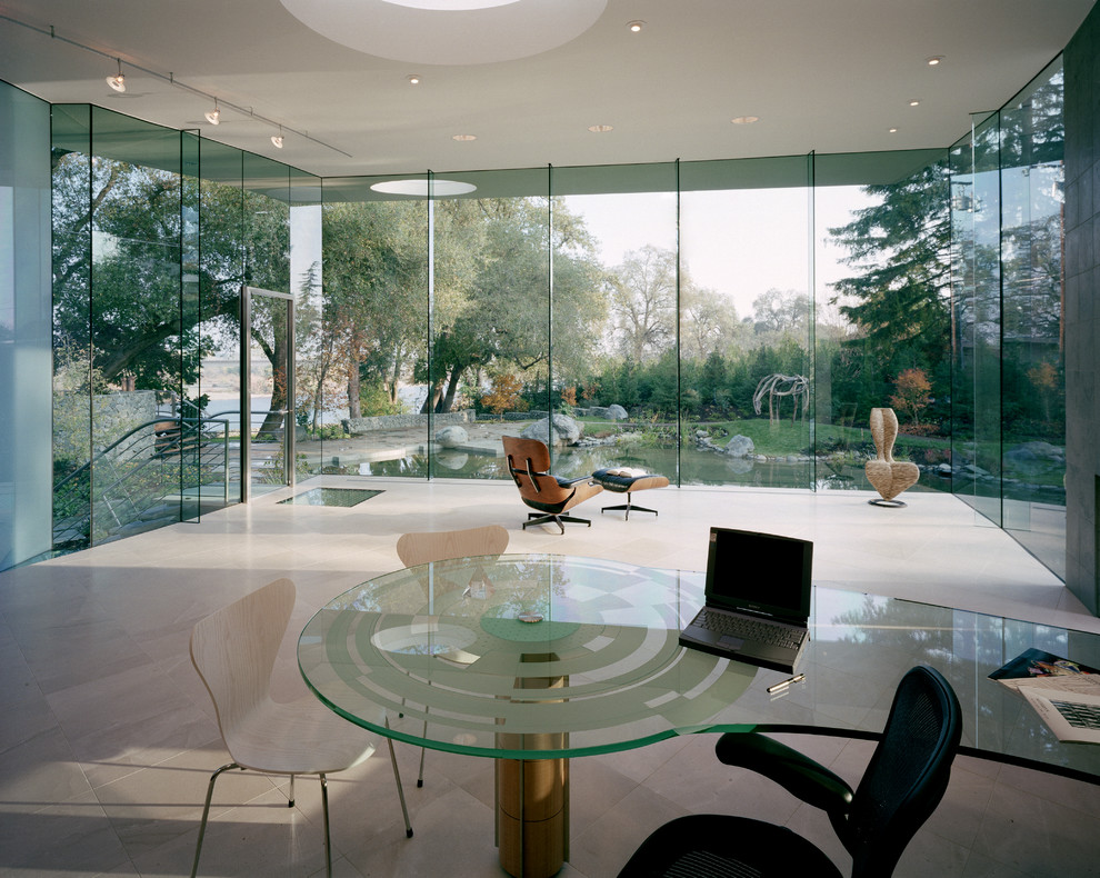 Пример оригинального дизайна: большое рабочее место в стиле модернизм с белыми стенами, полом из известняка, встроенным рабочим столом и бежевым полом без камина