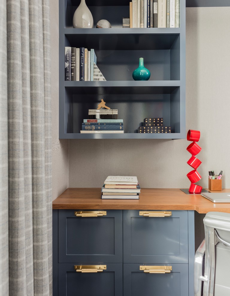 Ejemplo de despacho tradicional renovado de tamaño medio con paredes grises, moqueta, escritorio empotrado y suelo gris