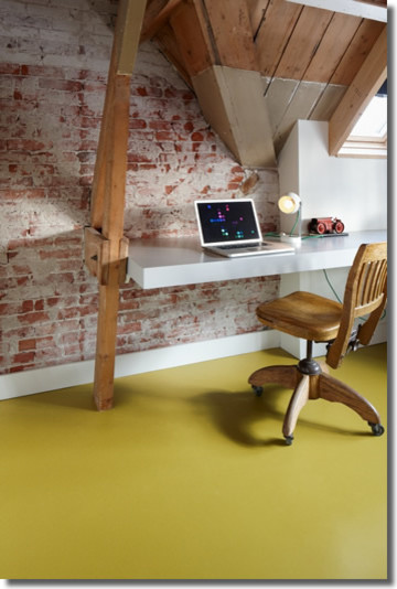 Foto de despacho moderno pequeño con escritorio empotrado
