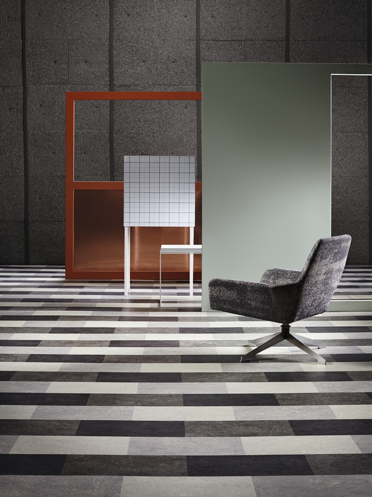 Свежая идея для дизайна: огромный кабинет в стиле модернизм с серыми стенами, полом из линолеума и отдельно стоящим рабочим столом без камина - отличное фото интерьера