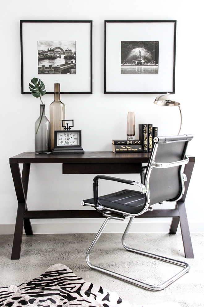 Idee per un piccolo ufficio design con pareti bianche, pavimento in cemento, scrivania autoportante e pavimento grigio