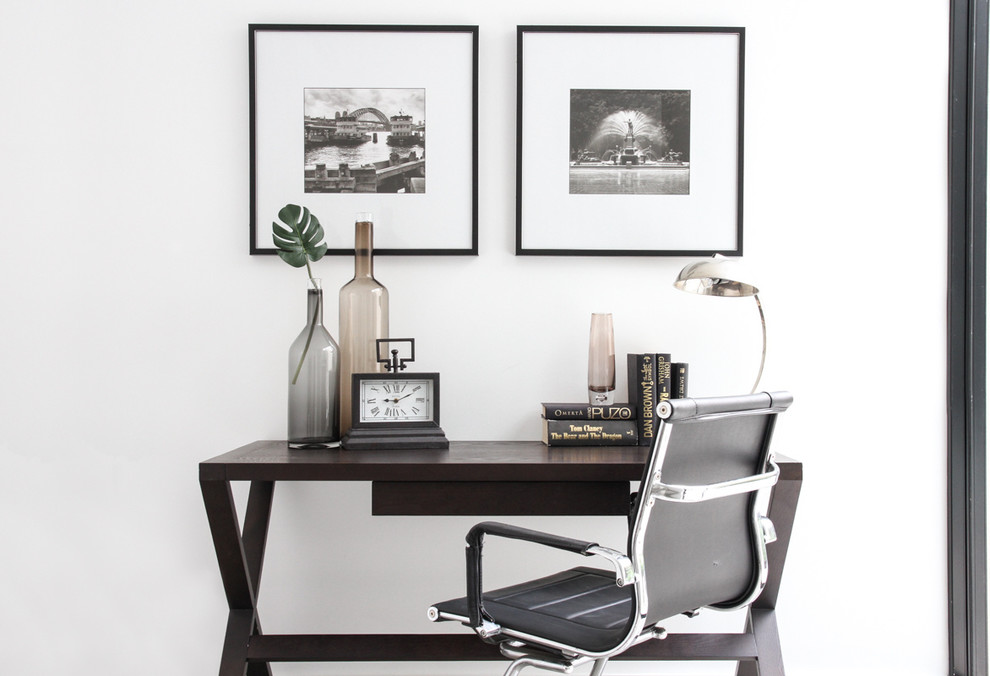 Idee per un piccolo ufficio contemporaneo con pareti bianche, pavimento in cemento, scrivania autoportante e pavimento grigio