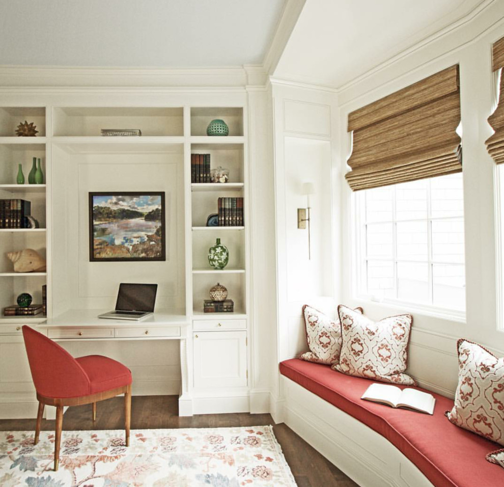 チャールストンにある中くらいなトラディショナルスタイルのおしゃれなホームオフィス・書斎 (白い壁、濃色無垢フローリング、造り付け机、茶色い床) の写真
