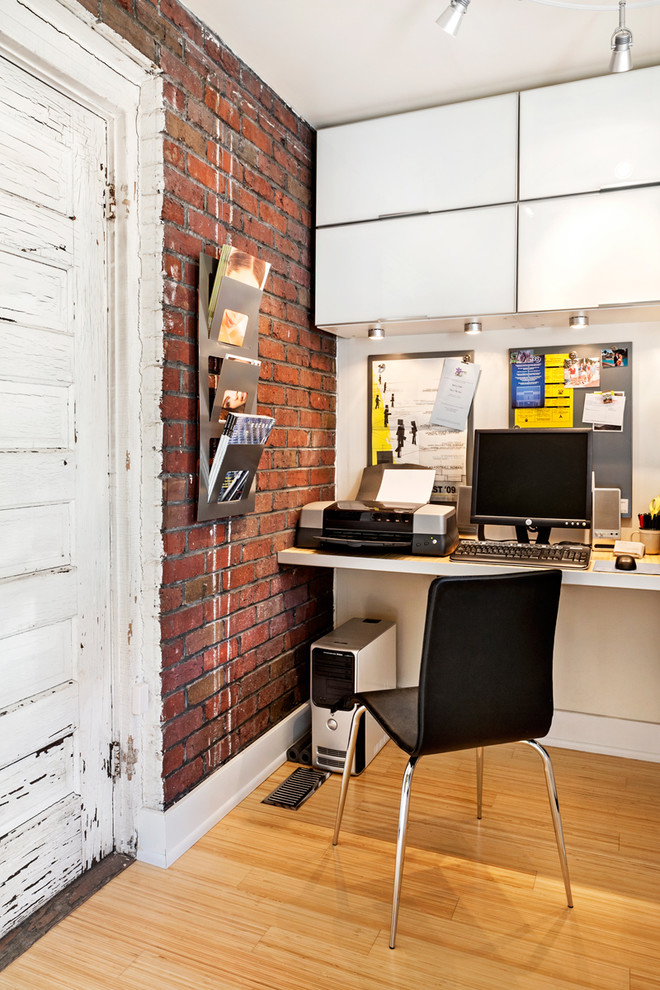 Exemple d'un bureau chic avec un sol en bois brun et un bureau intégré.