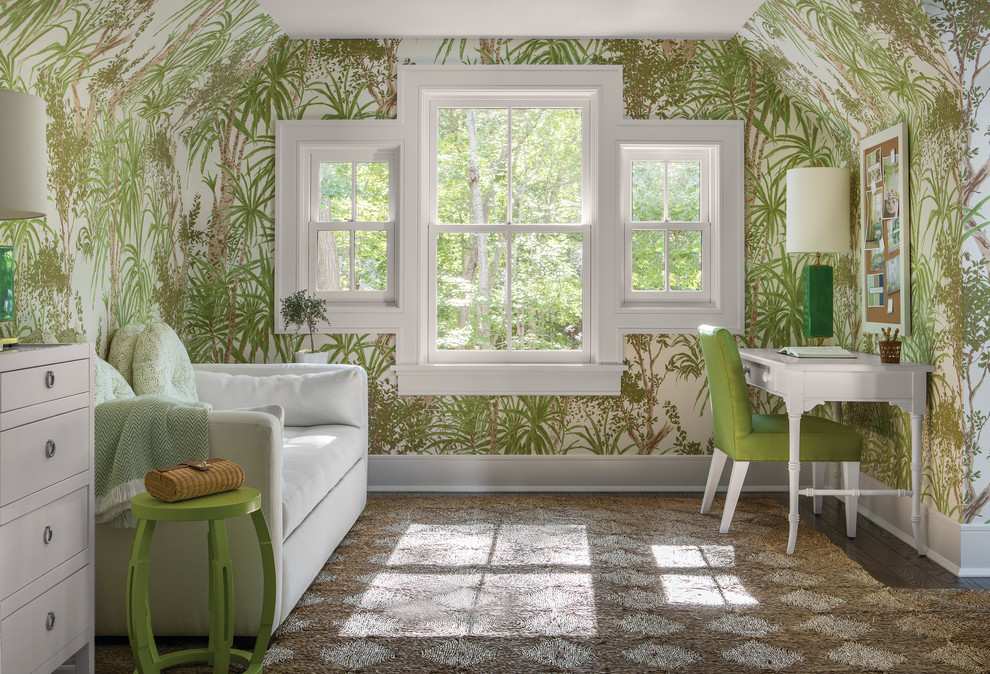 Idee per uno studio tropicale con pareti multicolore, parquet scuro, scrivania autoportante e pavimento marrone