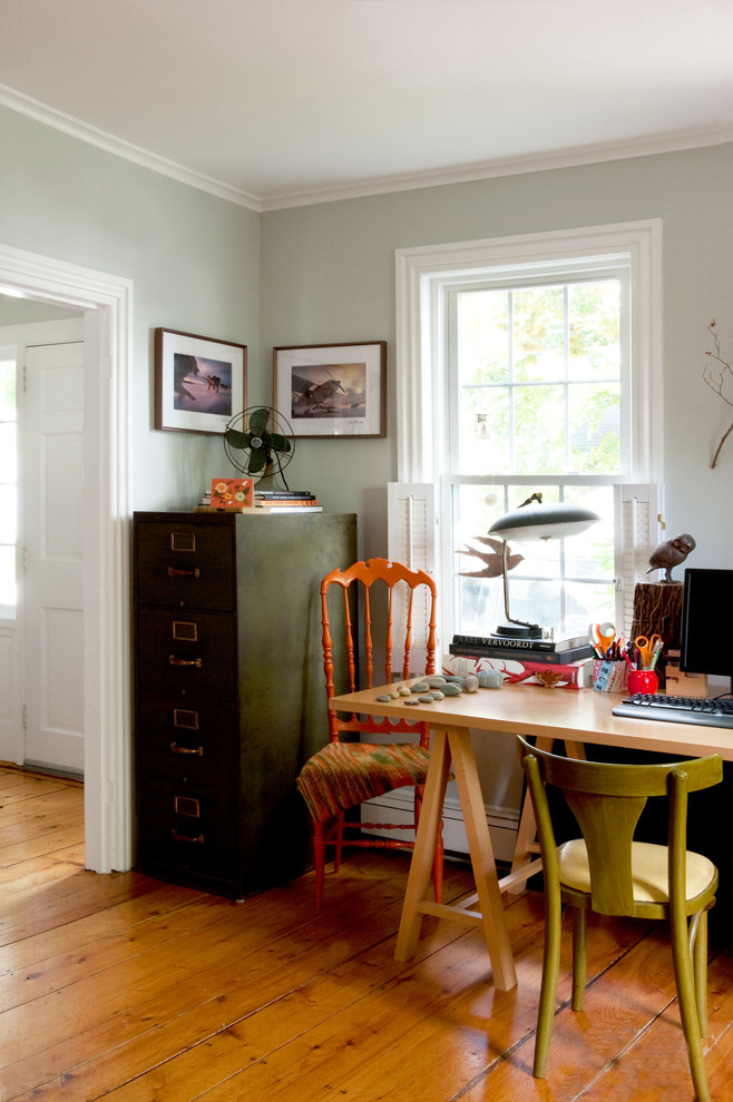 Inspiration för ett eklektiskt arbetsrum, med grå väggar, mellanmörkt trägolv och ett fristående skrivbord