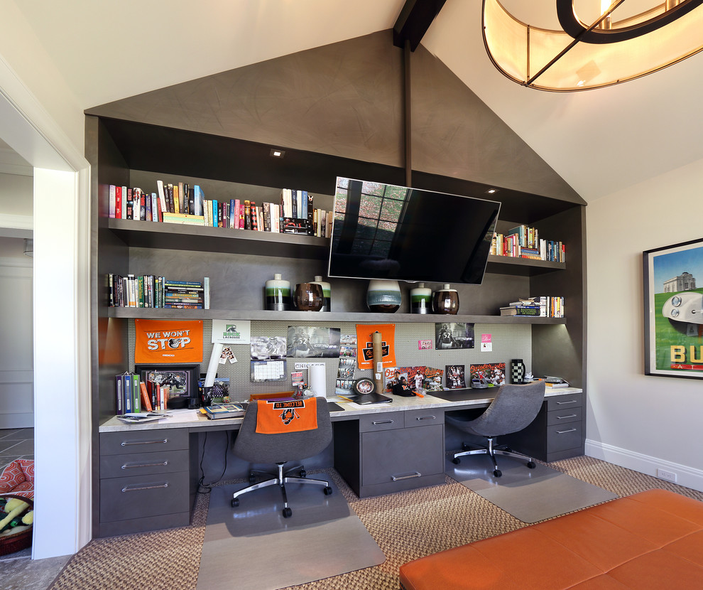 Imagen de despacho contemporáneo grande con paredes beige, moqueta y escritorio empotrado