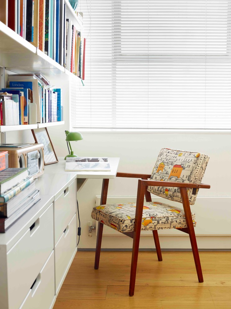 Idee per un ufficio eclettico di medie dimensioni con pareti bianche, pavimento in legno massello medio, scrivania incassata e pavimento marrone