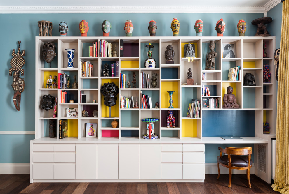 ロンドンにあるエクレクティックスタイルのおしゃれなホームオフィス・書斎 (青い壁、濃色無垢フローリング、造り付け机) の写真