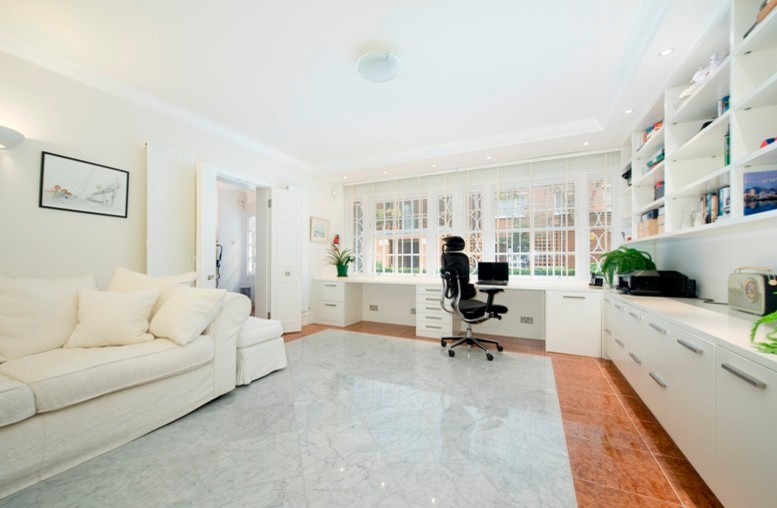 ロンドンにある高級な広いコンテンポラリースタイルのおしゃれな書斎 (白い壁、大理石の床、造り付け机) の写真
