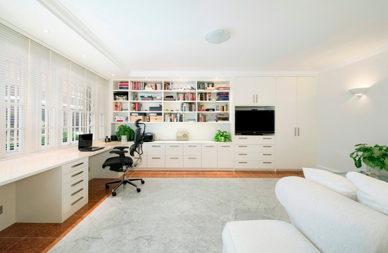 Réalisation d'un grand bureau tradition avec un mur blanc, un sol en marbre et un bureau intégré.