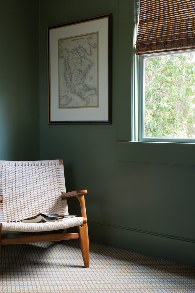 Imagen de despacho clásico renovado pequeño con paredes verdes, moqueta y escritorio independiente