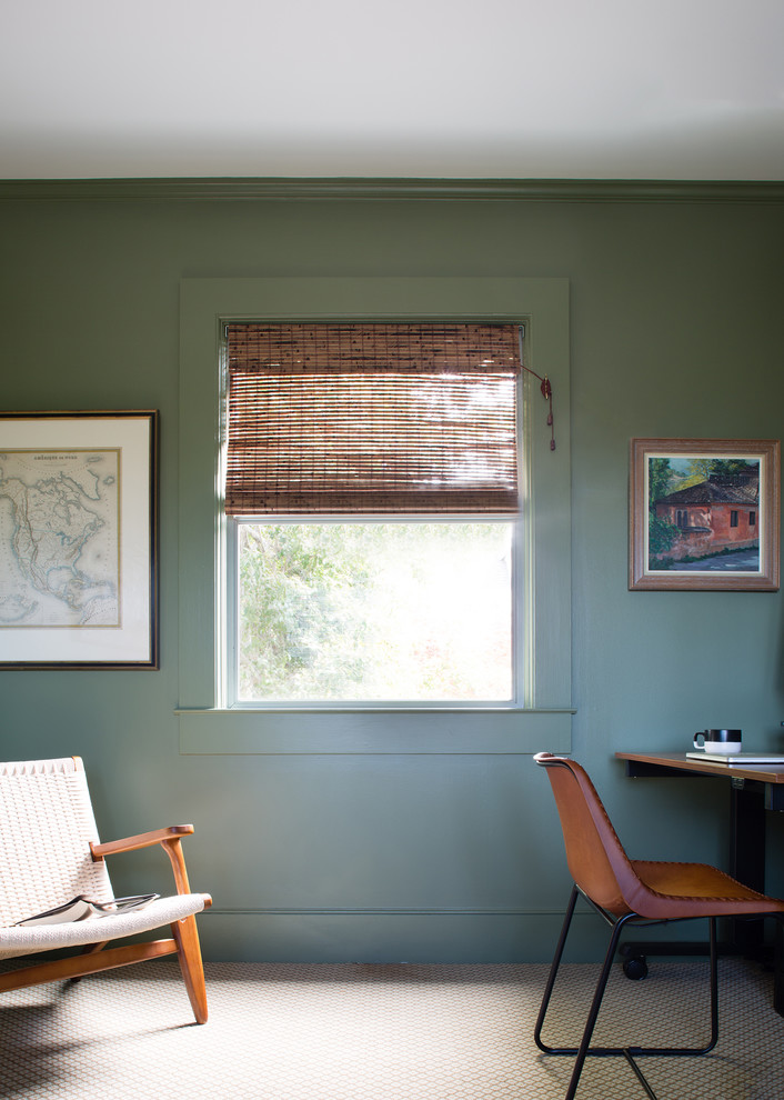 Идея дизайна: маленький кабинет в стиле неоклассика (современная классика) с зелеными стенами, ковровым покрытием и отдельно стоящим рабочим столом для на участке и в саду