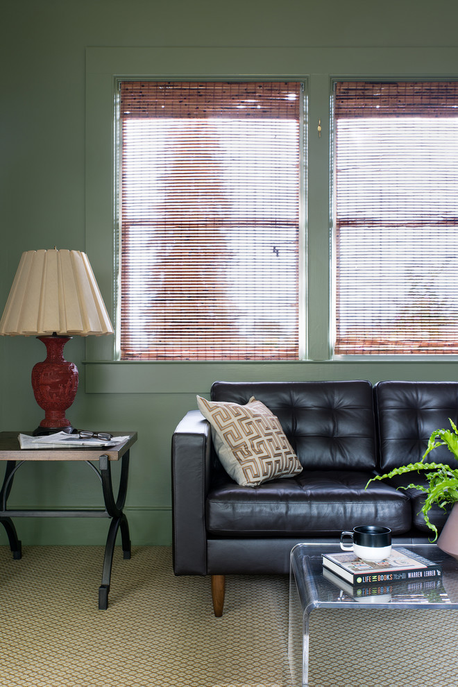Idéer för ett litet klassiskt arbetsrum, med gröna väggar, heltäckningsmatta och ett fristående skrivbord