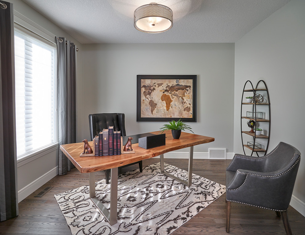Imagen de despacho actual de tamaño medio con paredes grises, suelo de madera en tonos medios y escritorio independiente
