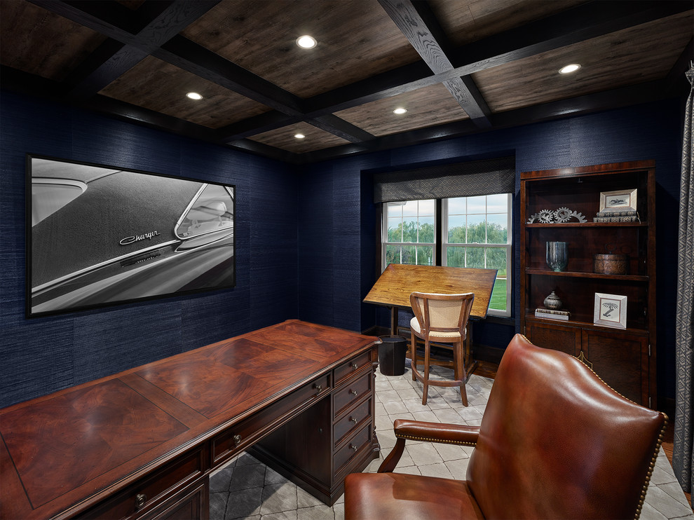 Diseño de despacho clásico de tamaño medio sin chimenea con paredes azules, escritorio independiente, suelo de madera en tonos medios y suelo marrón