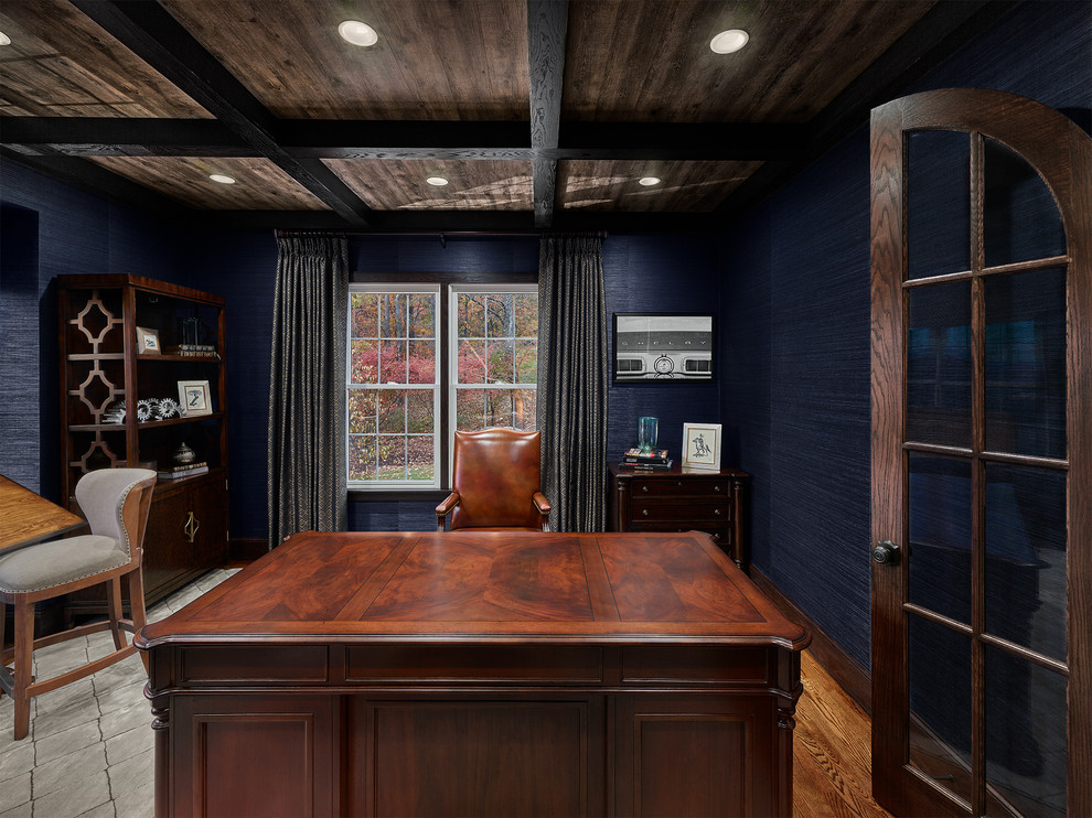 На фото: рабочее место среднего размера в классическом стиле с синими стенами, паркетным полом среднего тона, отдельно стоящим рабочим столом и коричневым полом без камина