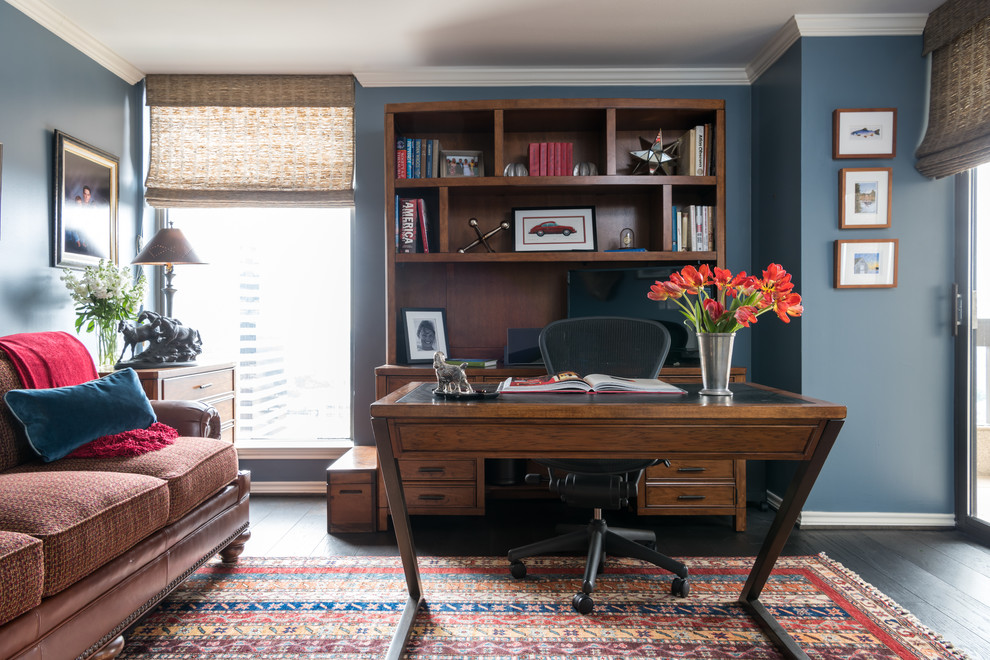 Cette image montre un bureau traditionnel de taille moyenne avec un mur bleu, parquet foncé et un bureau indépendant.