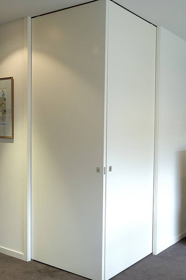 Exemple d'un petit bureau tendance avec un mur blanc, moquette et un bureau intégré.