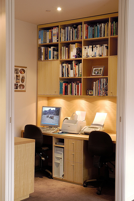 Réalisation d'un petit bureau design avec un mur blanc, moquette et un bureau intégré.