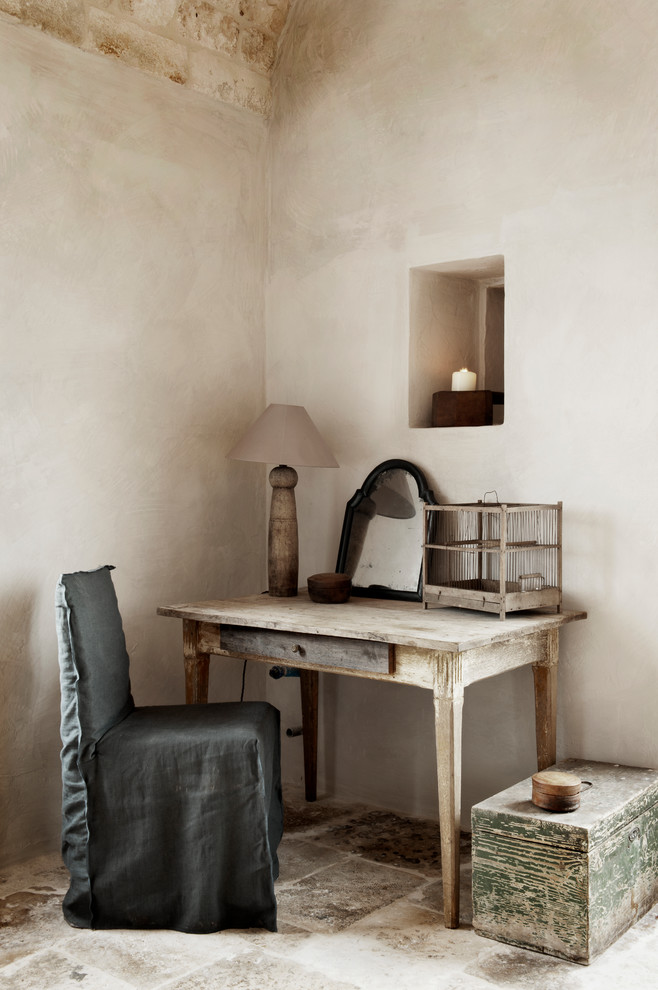 Foto di un ufficio shabby-chic style con pareti beige e scrivania autoportante