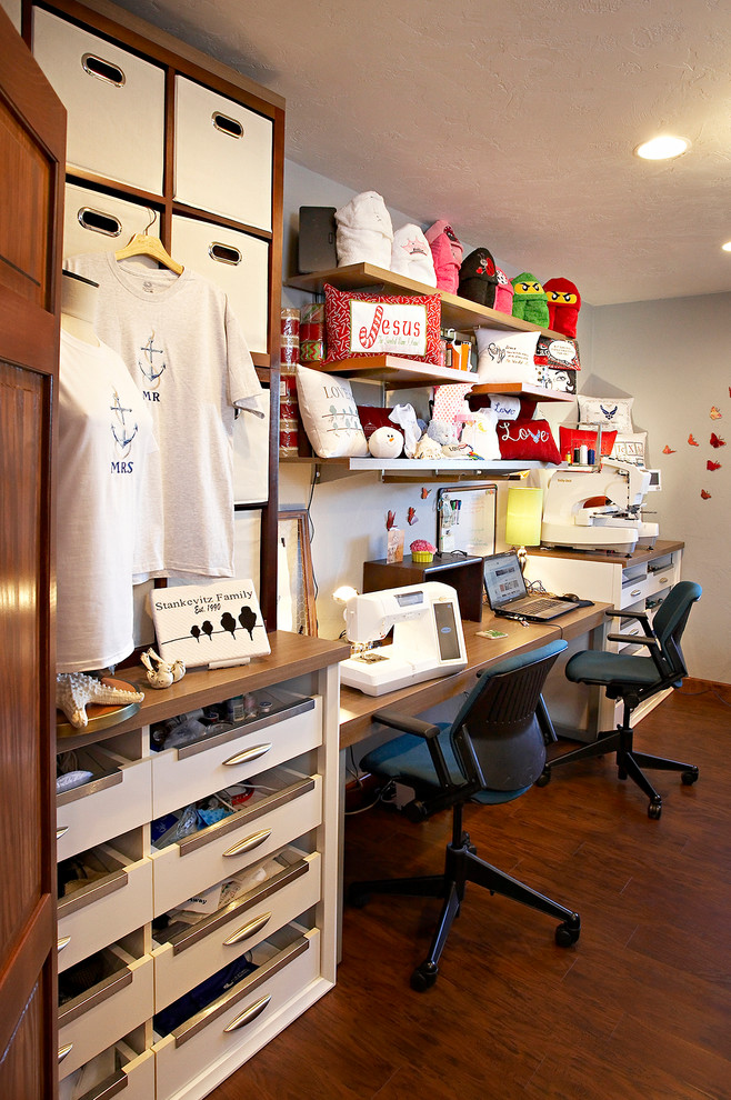 Exemple d'un grand bureau atelier montagne avec un mur beige, un sol en bois brun et un bureau intégré.