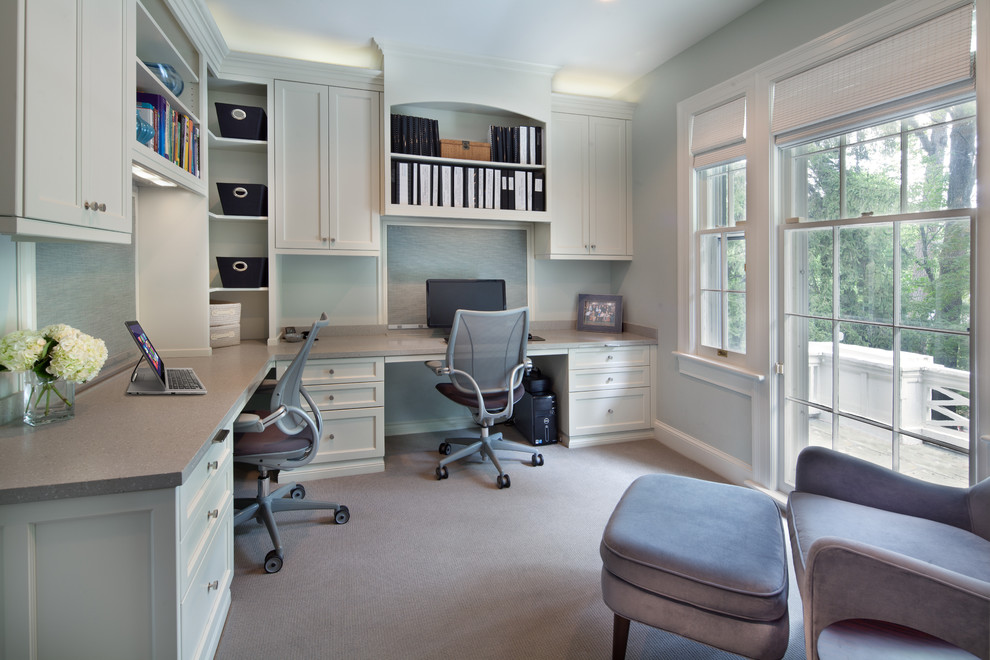 ワシントンD.C.にあるトランジショナルスタイルのおしゃれなホームオフィス・書斎 (造り付け机) の写真