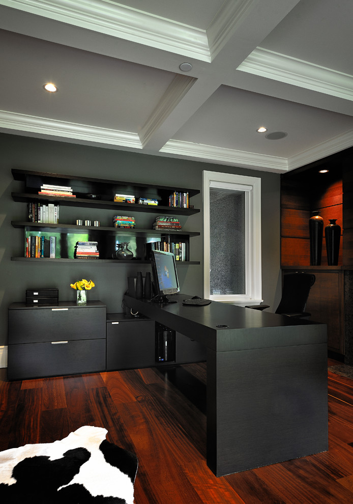 Photo of a contemporary home office in Vancouver with grey walls.