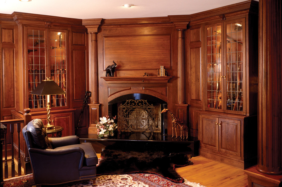 ニューヨークにあるトラディショナルスタイルのおしゃれなホームオフィス・書斎 (無垢フローリング、コーナー設置型暖炉) の写真