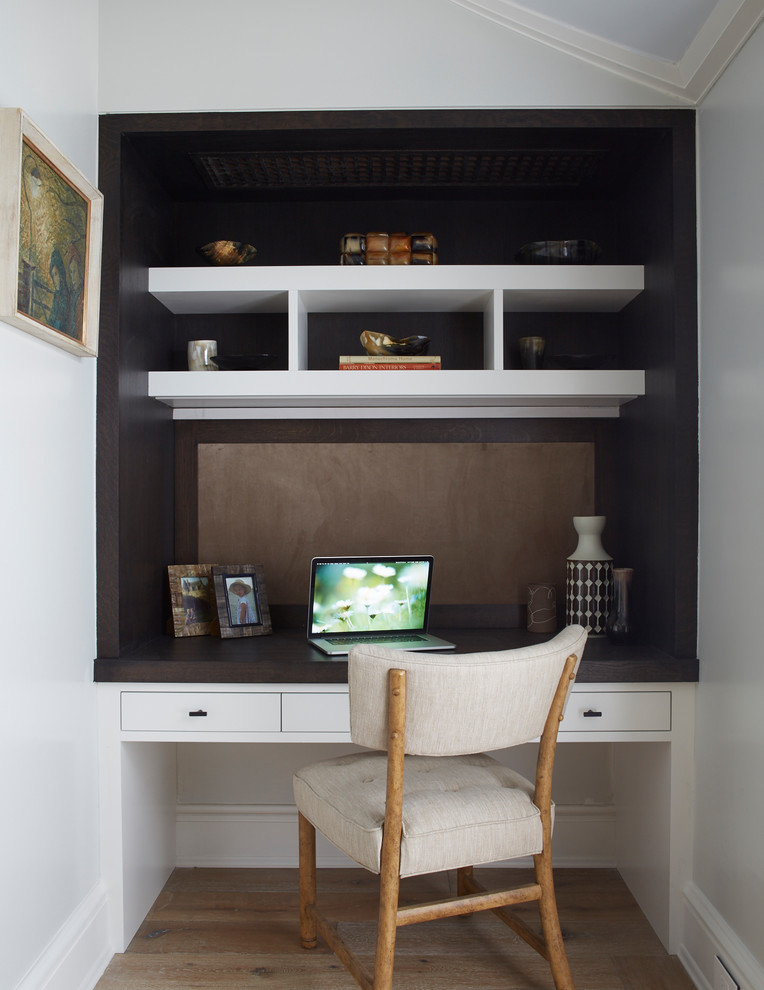 Imagen de despacho minimalista de tamaño medio con paredes blancas, suelo de madera clara, escritorio empotrado y suelo marrón