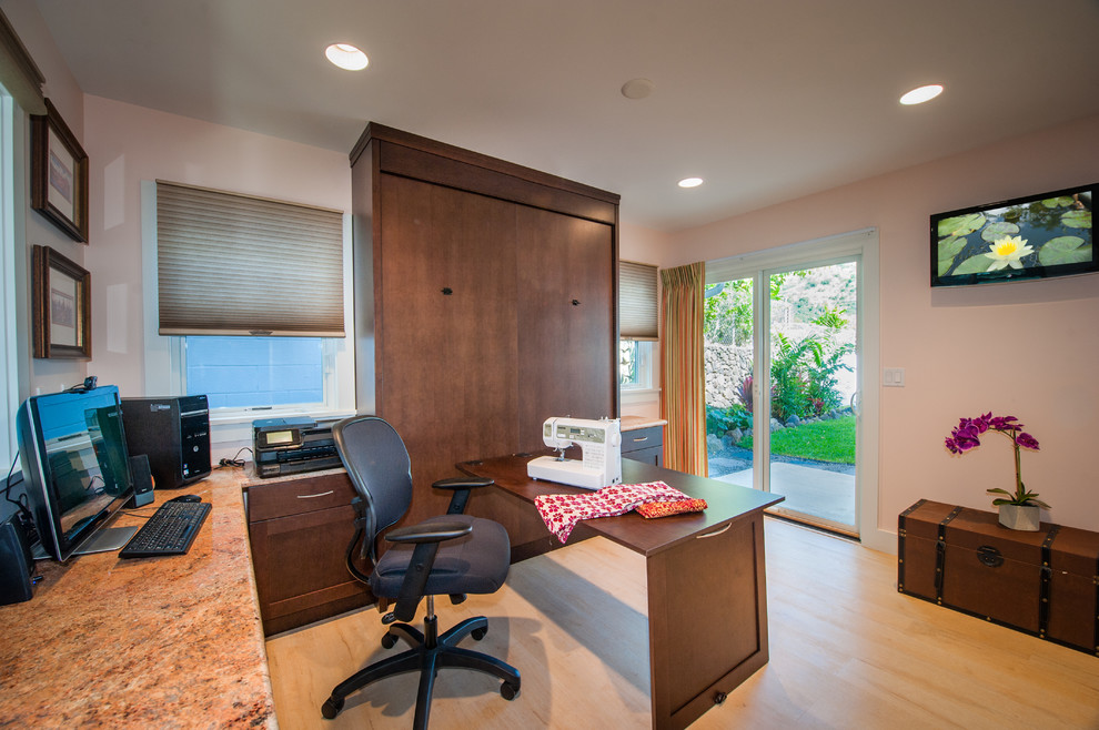 Ejemplo de despacho clásico sin chimenea con paredes rosas, suelo vinílico y escritorio empotrado