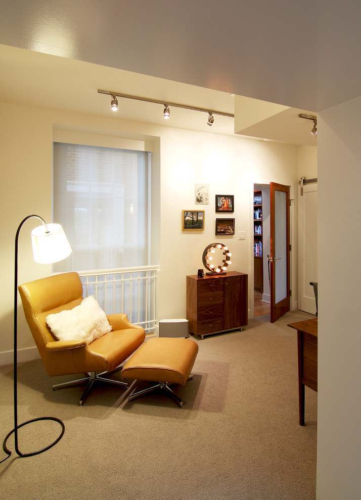 Esempio di un ufficio minimalista di medie dimensioni con pareti beige, moquette e scrivania autoportante